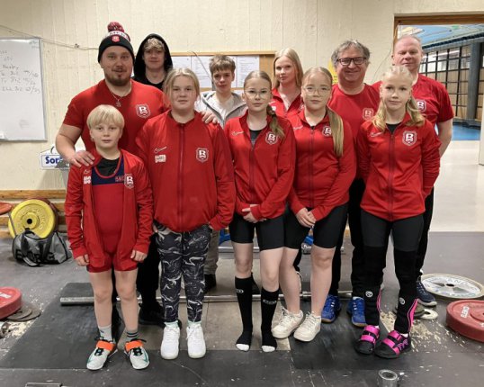 Rovaniemen Reippaan nostajat ja taustajoukot yhteiskuvassa Porin urheilutalolla.