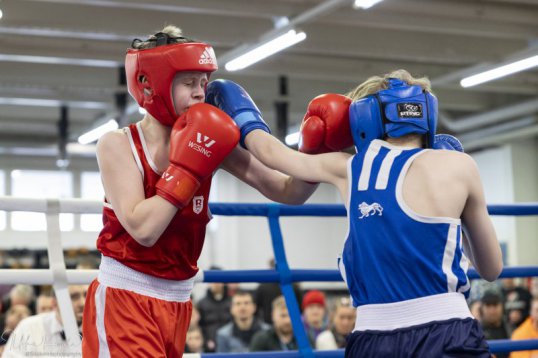 Konsta Hettula (vas.) nyrkkeili junioreiden SM-pronssia. Kuva: Ilkka Koivula/Ruskaturnaus