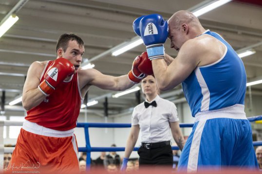 Manne Mäen voittoputki jatkoi salinyrkkeilyissä. Kuva: Ilkka Koivula/Ruskaturnaus