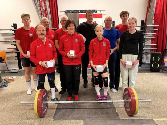 Ennätykset olivat keveitä masters- ja juniorinostajien kourissa