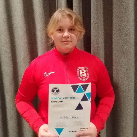 Matilda Ahola paransi ennätyksiään Junioricupissa.